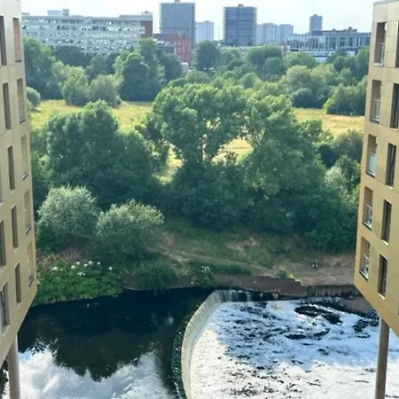Xl 2 Bed Mcr Sleeps 7 *