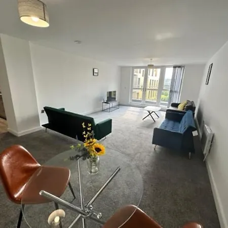 Xl 2 Bed Mcr Sleeps 7 Apartment *