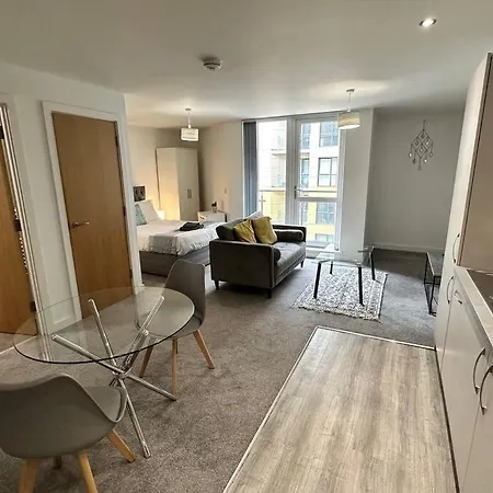 Stylish For 2 Mcr+balcony Apartment