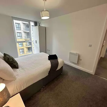 Fab 2 Bed 2 Bath Mcr Apt+balcony Apartment *