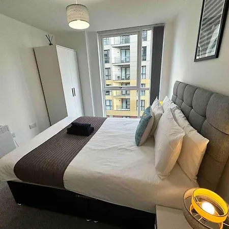 Fab 2 Bed 2 Bath Mcr Apt+balcony *