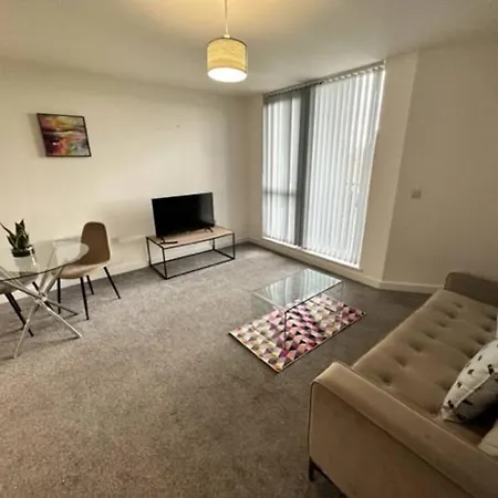 Great 2 Bed Apt Sleeps 4+balcony Apartment *