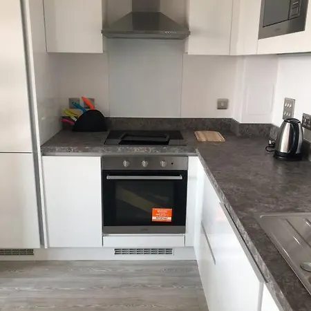 3 Bedroom Free Parking Apartment *