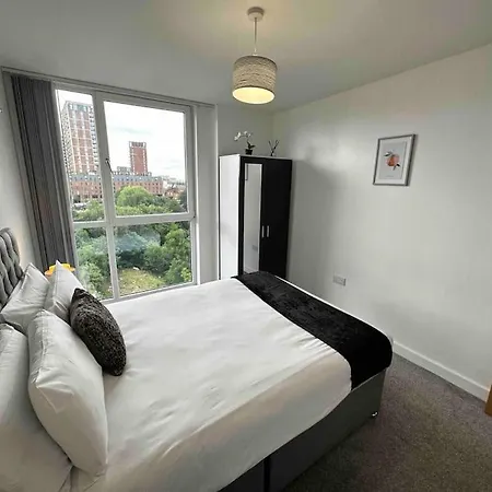 Fab 2 Bed 2 Bath Mcr Apt+balcony *