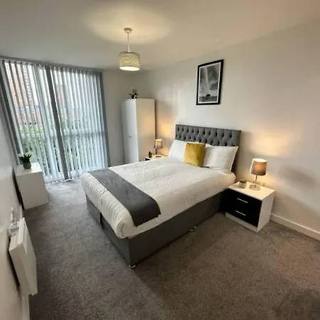Great 2 Bed Apt Sleeps 4+balcony *