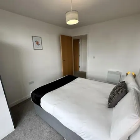Great 2 Bed Apt Sleeps 4+balcony * Manchester