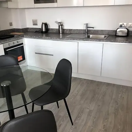 Apartment 3 Bedroom Free Parking