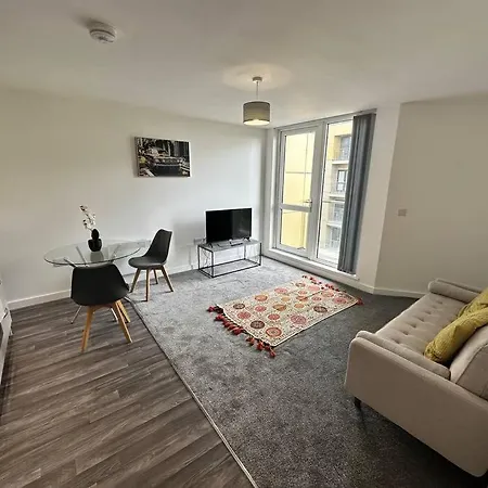 דירה Super Mcr 1 Bed + Balcony