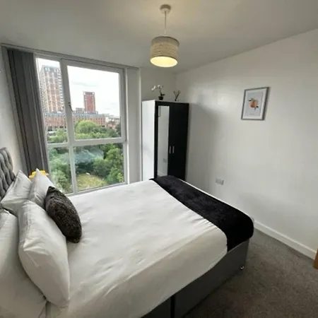 Great 2 Bed Apt Sleeps 4+balcony Apartment Manchester