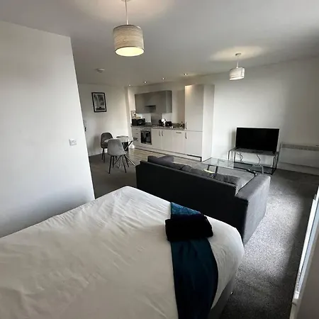 Fab, Spacious Studio+balcony Mcr *