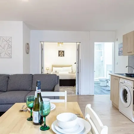 Cosy & Fully Equipped In Swinton Apartament Manchester