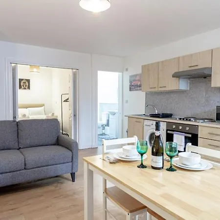 Cosy & Fully Equipped In Swinton *