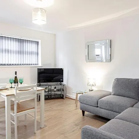 Cosy & Fully Equipped In Swinton Apartman