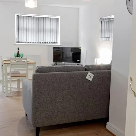 Cosy & Fully Equipped In Swinton Apartman *