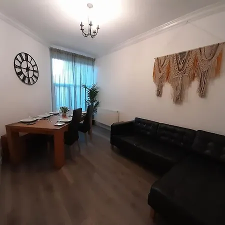 Ferienhaus Chic 5 Double Bedroom House - 15 Min To Manchester