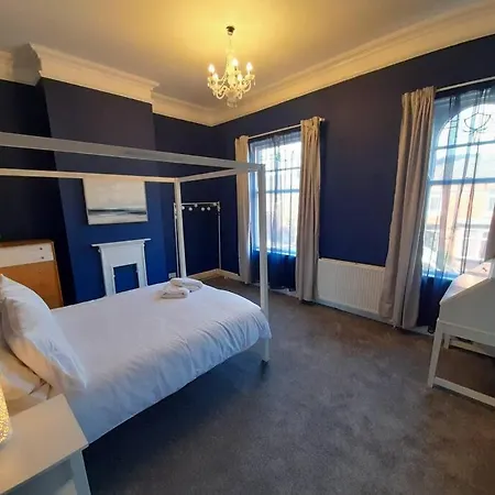 Chic 5 Double Bedroom House - 15 Min To Holiday home Manchester