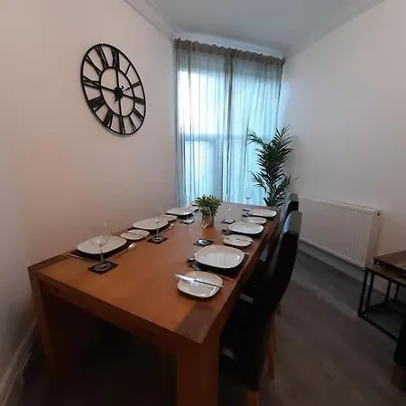 Dom wakacyjny Chic 5 Double Bedroom House - 15 Min To *