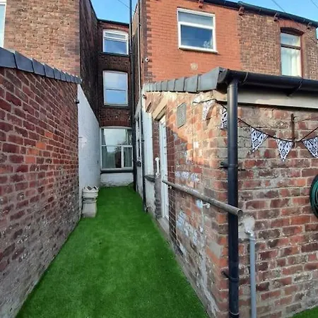 Chic 5 Double Bedroom House - 15 Min To Holiday home Manchester