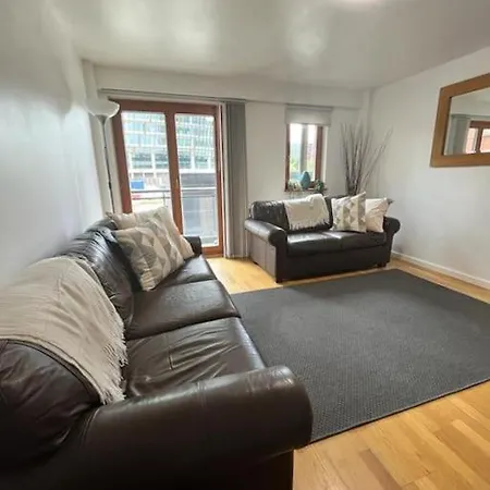 Duplex - 2 Double Bedrooms & 2 Bathrooms - Near Ao Arena, Sleeps 4 Apartmán
