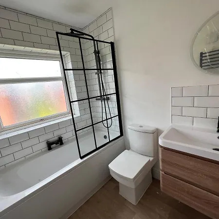 Altrincham Terrace - 2 Bedroom House - Free Parking - Sleeps 6 - Near Tram Stop *