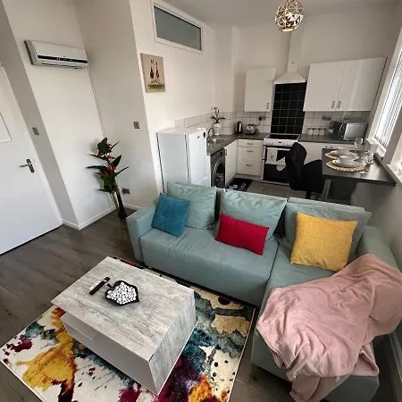 2 Bedroom Flat Close To City, Stadium And Coop Arena شقة *