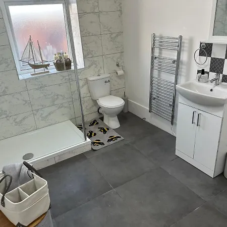 2 Bedroom Flat Close To City, Stadium And Coop Arena