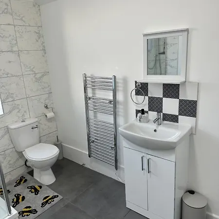 2 Bedroom Flat Close To City, Stadium And Coop Arena Apartman *