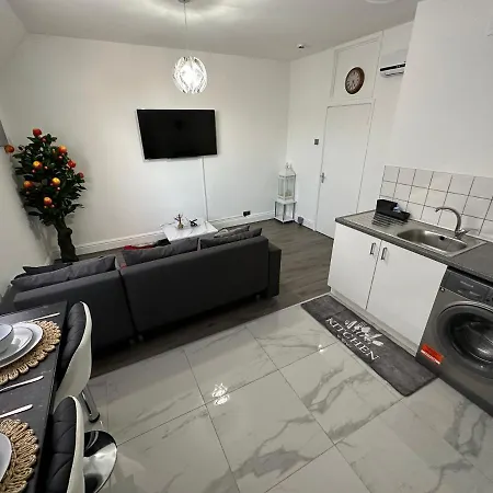 Apartment 2 Bedroom Flat Close To City, Stadium And Coop Arena *