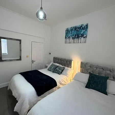 2 Bedroom Flat Close To City, Stadium And Coop Arena 아파트 *