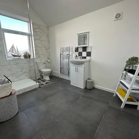 2 Bedroom Flat Close To City, Stadium And Coop Arena Apartment *