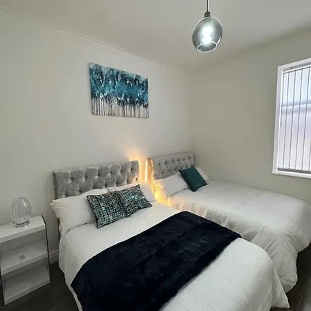 2 Bedroom Flat Close To City, Stadium And Coop Arena 아파트