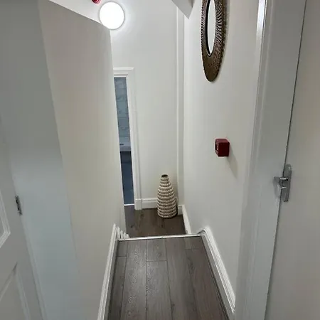 2 Bedroom Flat Close To City, Stadium And Coop Arena Apartman