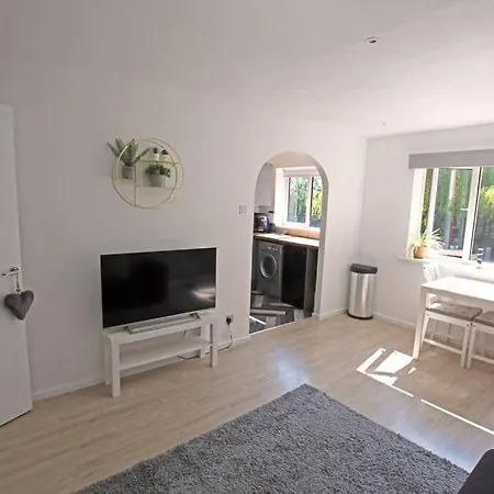 Entire 2 Bed In Apartment