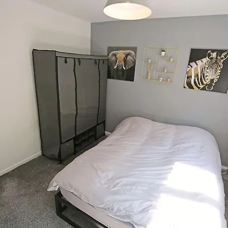 Entire 2 Bed In Apartment