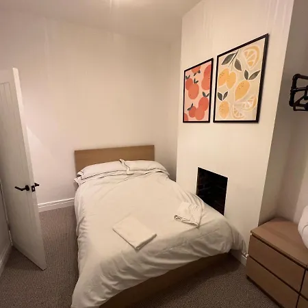 Altrincham Terrace - 2 Bedroom House - Free Parking - Sleeps 6 - Near Tram Stop Сasa de vacaciones Mánchester
