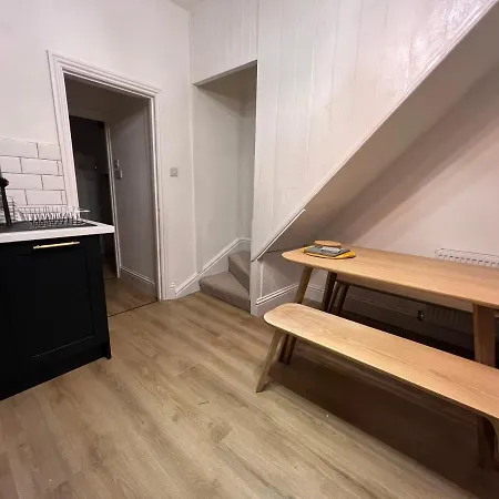 Altrincham Terrace - 2 Bedroom House - Free Parking - Sleeps 6 - Near Tram Stop Manchester