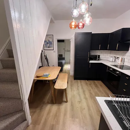 Altrincham Terrace - 2 Bedroom House - Free Parking - Sleeps 6 - Near Tram Stop *