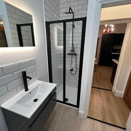 Altrincham Terrace - 2 Bedroom House - Free Parking - Sleeps 6 - Near Tram Stop * Mánchester