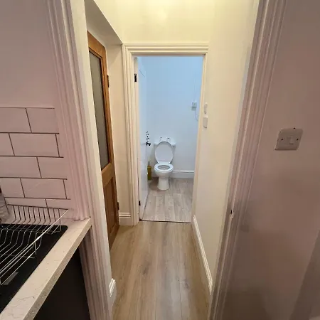 Holiday home Altrincham Terrace - 2 Bedroom House - Free Parking - Sleeps 6 - Near Tram Stop *