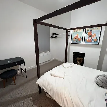 Altrincham Terrace - 2 Bedroom House - Free Parking - Sleeps 6 - Near Tram Stop *