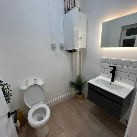 Altrincham Terrace - 2 Bedroom House - Free Parking - Sleeps 6 - Near Tram Stop Holiday home Manchester