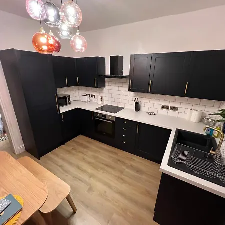 Сasa de vacaciones Altrincham Terrace - 2 Bedroom House - Free Parking - Sleeps 6 - Near Tram Stop *