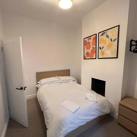 Altrincham Terrace - 2 Bedroom House - Free Parking - Sleeps 6 - Near Tram Stop * Mánchester