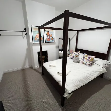 Сasa de vacaciones Altrincham Terrace - 2 Bedroom House - Free Parking - Sleeps 6 - Near Tram Stop Mánchester