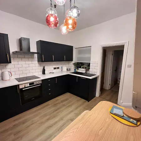 Altrincham Terrace - 2 Bedroom House - Free Parking - Sleeps 6 - Near Tram Stop Holiday home *
