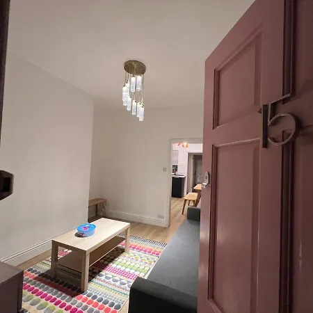 Altrincham Terrace - 2 Bedroom House - Free Parking - Sleeps 6 - Near Tram Stop Mánchester