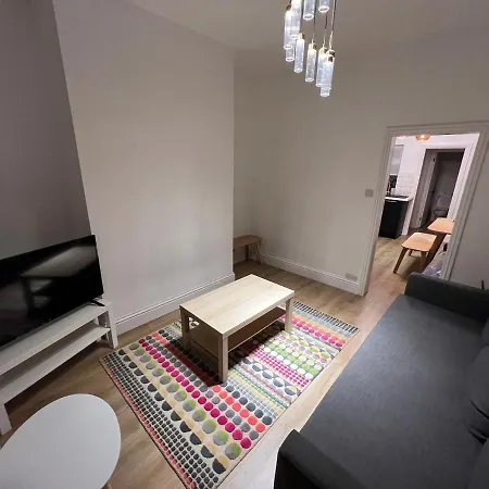 Altrincham Terrace - 2 Bedroom House - Free Parking - Sleeps 6 - Near Tram Stop Сasa de vacaciones Mánchester