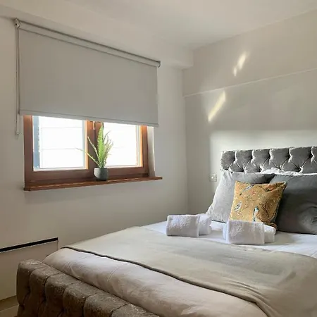Duplex - 2 Double Bedrooms & 2 Bathrooms - Near Ao Arena, Sleeps 4 Lägenhet