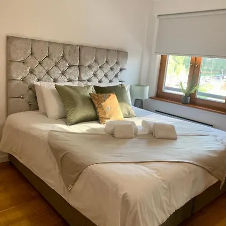 Duplex - 2 Double Bedrooms & 2 Bathrooms - Near Ao Arena, Sleeps 4