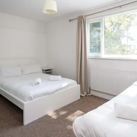 Pass The Keys Spacious 3-bed House With Garden In Leafy South Manchester